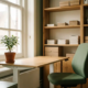 Zonlicht ergonomische werkplek met eiken zit-sta bureau, mosgroen bureaustoel en kamerplant, gerecyclede houten planken op achtergrond.