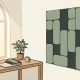 Akoestisch wandpaneel in saliegroen naast een minimalistisch bureau met kamerplant in een rustig Nederlands kantoor.
