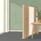 Rustige kantoorhoek met saliegroen akoestisch wandpaneel, vrijstaande roomdivider en lichthouten bureau naast een potplant.