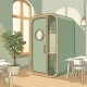 Akoestische telefooncel in lichte open kantoorruimte met Scandinavisch design, omringd door planten en houten accenten.