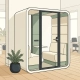 Akoestische telefooncabine in open kantoorruimte met glazen deur, gestoffeerd interieur en klein potplantje op licht eiken vloer.