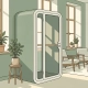 Akoestische telefooncel pod in modern Nederlands kantoor met natuurlijk licht, salie groene tinten en Scandinavisch eiken meubilair.