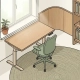 Lichte Nederlandse werkkamer met een zit-sta bureau, ergonomische stoel en groot raam met potplant.