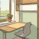 Zit-sta bureau bij een zonnig raam met uitzicht op polderland, ergonomische stoel en kamerplant in saliegroen Hollands kantoor.