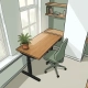 Ergonomische thuiswerkhoek met zit-sta bureau, ergonomische stoel en kamerplant op warm eiken oppervlak, naturel lichtinval.