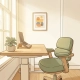 Zonnige Nederlandse thuiswerkhoek met een zit-statafbureau, ergonomische stoel en kamerplant op een eiken houten bureau.