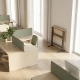 Moderne kantoorruimte met modulaire bureaus, opklapbaar zit-sta werkstation en natuurlijk licht op lichte eiken vloer.