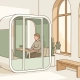 Vrijstaande telefooncel pod in Nederlands kantoor met akoestische panelen, klein bureau, saliegroen en licht eiken interieur.