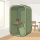 Saliegroen privacypod in een lichte Nederlandse kantoorhoek met houten vloer, witte muren en een vetplantje op een klein houten plankje.