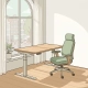 Zit-sta bureau met ergonomische stoel bij raam in Nederlands kantoor, eiken werkblad in natuurlijk daglicht.